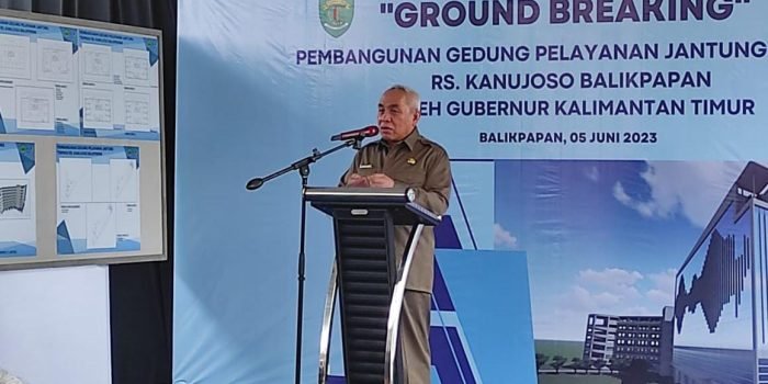Gubernur Kaltim H Isran Noor saat memberikan sambutan pada Ground Breaking pembangunan gedung pelayanan jantung terpadu di Rumah Sakit Dr Kanujoso Djatiwibowo (RSKD) Balikpapan, pada hari Senin (5/6/2023). Foto: BorneoFlash.com/Ist.