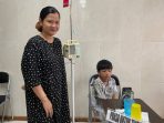 Peserta JKN, Indri Bersama Sang Buah Hati merasa sangat bersyukur karena tidak perlu memikirkan biaya untuk anaknya yang harus menjalani operasi usus buntu. Foto: HO/BPJS Kesehatan.