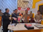 Kabag Ops Polres Kubar AKP Emanuel Teguh didampingi Kanit PA dan Kasi Humas Polres Kubar merilis kasus TPPO. Foto: IST/Polres Kubar.