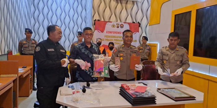 Kabag Ops Polres Kubar AKP Emanuel Teguh didampingi Kanit PA dan Kasi Humas Polres Kubar merilis kasus TPPO. Foto: IST/Polres Kubar.