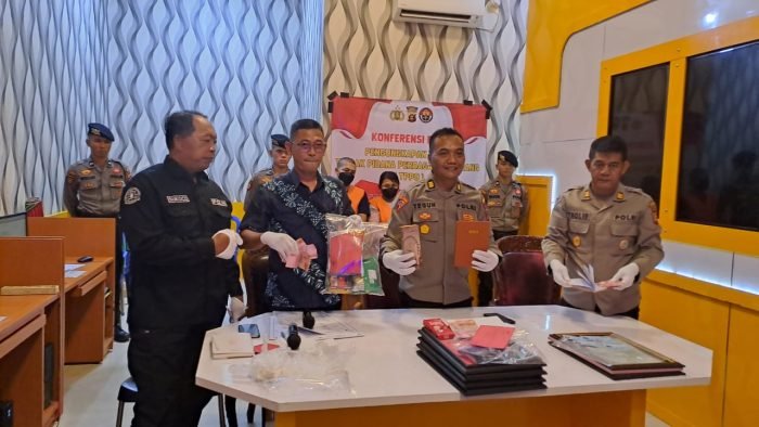 Kabag Ops Polres Kubar AKP Emanuel Teguh didampingi Kanit PA dan Kasi Humas Polres Kubar merilis kasus TPPO. Foto: IST/Polres Kubar.