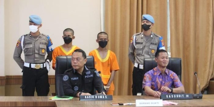 Kabid Humas Polda Kaltim Komisaris Besar Yusuf Sutejo bersama Kasubdit Renakta Ditreskrimum Polda Kaltim, AKBP Teguh Nugroho dalam press release pengungkapan kasus TPPO, di Gedung Mahakam Polda Kaltim, Jumat (16/6/2023). pada hari Jumat (16/6/2023). Foto: