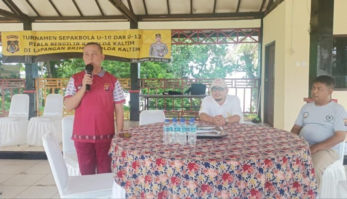 Kasubdit Bintibsos Dit Binmas Polda Kaltim Pembina Tingkat 1 H.Drs.Nuryanto, saat membuka turnamen sepak bola U-10 dan U-12, di Lapangan Brimob Polda Kaltim pada hari Jumat (23/6/2023). Foto: BorneoFlash.com/Niken Sulastri.