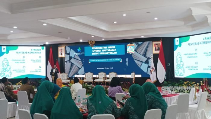 Kepala Perpustakaan Nasional RI, Muhammad Syarif Bando hadir di Kota Balikpapan untuk berdiskusi secara langsung mengenai Peningkatan Indeks Literasi Masyarakat (PILM) untuk kesejahteraan, di Auditorium Balai Kota, pada hari Senin (19/6/2023). Foto: BorneoFlash.com/Niken Sulastri.