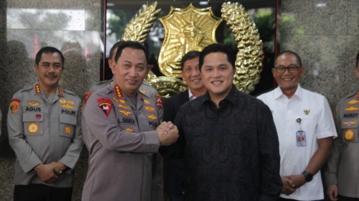 Ketua Umum PSSI Erick Thohir dan Kepala Kepolisian Negara Republik Indonesia Jenderal Listyo Sigit Prabowo di Markas Besar Kepolisian Republik Indonesia, Jakarta, Senin (26/6/2023). Foto: HO/pssi.org
