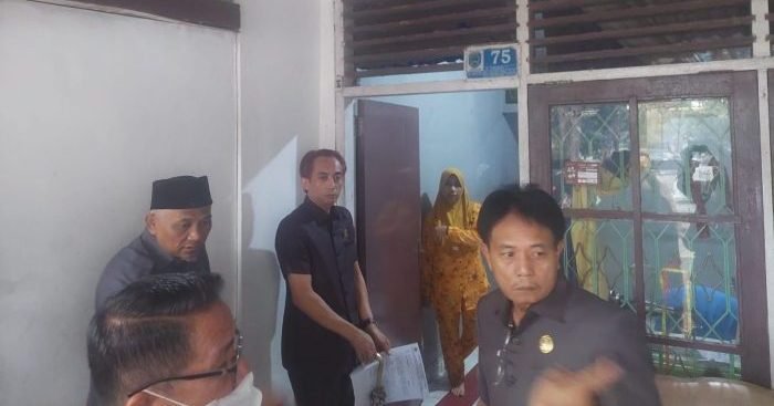 Komisi II DPRD Bontang Tinjauan lapangan terhadap status rumah pensiunan ASN di Jalan Awang Long, Bontang Utara. Foto: BorneoFlash.com/Ist.