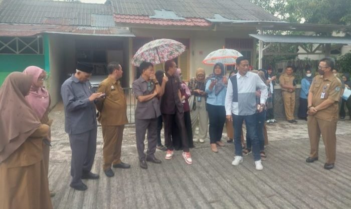 Komisi II DPRD Bontang Tinjauan lapangan terhadap status rumah pensiunan ASN di Jalan Awang Long, Bontang Utara. Foto: BorneoFlash.com/Ist.