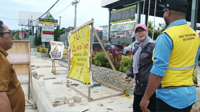Komisi III DPRD Balikpapan saat sidak pelebaran Jalan MT Haryono tepatnya di depan Hotel Maxone. Selasa (27/6/2023). Foto: BorneoFlash.com/Niken Sulastri.