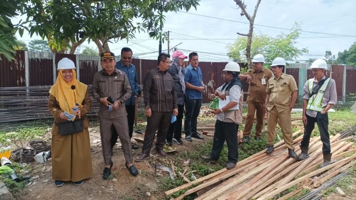 Komisi III DPRD Balikpapan saat sidak pembangunan Kantor Kelurahan Damai yang berlokasi di samping rusunawa Jalan Pesantren Siaga Dalam, Selasa (27/6/2023). Foto: BorneoFlash.com/Niken Sulastri.
