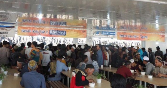 Makan pagi dilaksanakan bersama kurang lebih 300 pekerja, termasuk pekerja konstruksi, keamanan, dan housekeeping yang tinggal di HPK, setelah melaksanakan salat ied berjamaah. Foto: BorneoFlash.com/Ist.