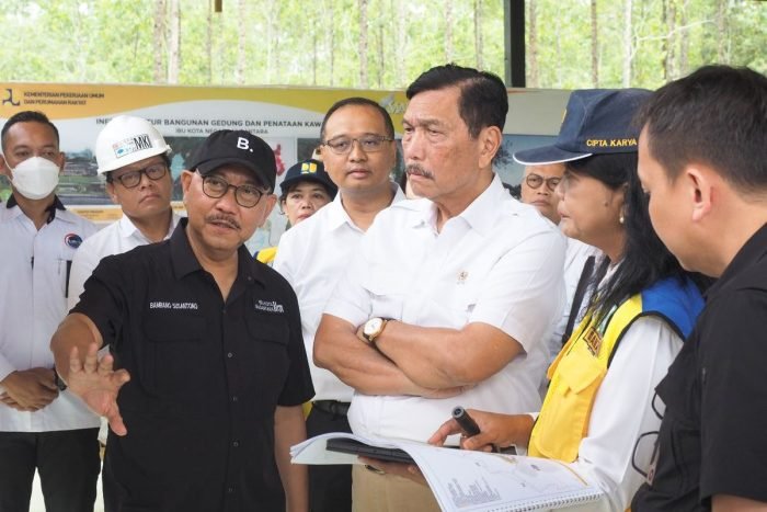 Menko Bidang Kemaritiman dan Investasi Luhut Binsar Pandjaitan didampingi Kepala Otorita IKN Bambang Susantono saat meninjau IKN, di Kalimantan Timur, Rabu (17/5/2023). Foto: Dok Tim Komunikasi IKN.
