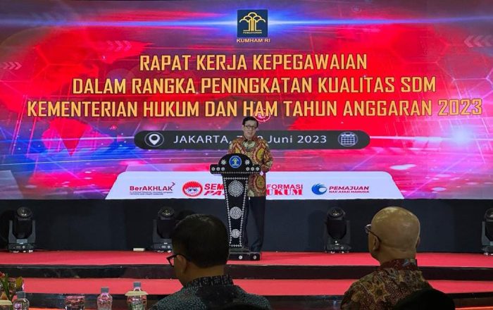 Menteri Hukum dan HAM RI, Yasonna H Laoly saat memberikan sambutan pada pembukaan Raker Kepegawaian Tahun 2023 di Hotel Grand Mercure Kemayoran, pada hari Rabu (7/6/2023). Foto: BorneoFlash.com/Ist.