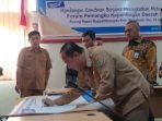 Mewakili Bupati Mahulu Bonifasius Belawan Geh. Asisten I Setkab Mahulu Agustinus Teguh Santosa, menandatangani Komitmen bersama peningkatan mutu pendidikan, bersama BPMP Kaltim, di ruang rapat Bappelitbangda, Selasa (13/06/2023). Foto: HO/Prokopim Mahulu.