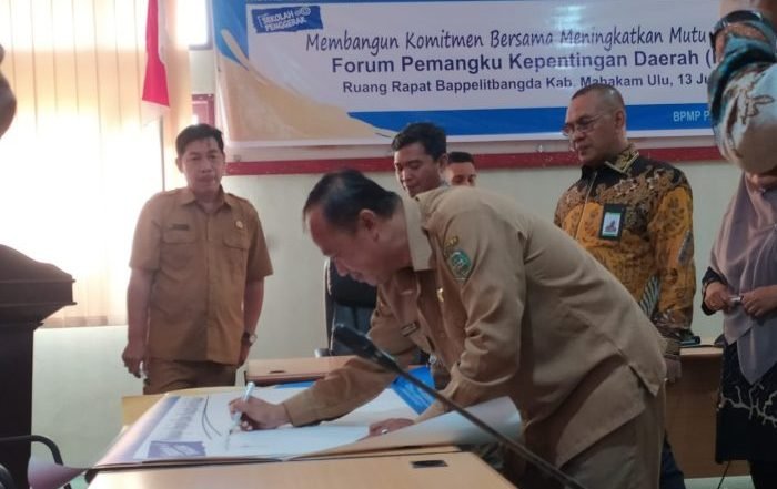 Mewakili Bupati Mahulu Bonifasius Belawan Geh. Asisten I Setkab Mahulu Agustinus Teguh Santosa, menandatangani Komitmen bersama peningkatan mutu pendidikan, bersama BPMP Kaltim, di ruang rapat Bappelitbangda, Selasa (13/06/2023). Foto: HO/Prokopim Mahulu.