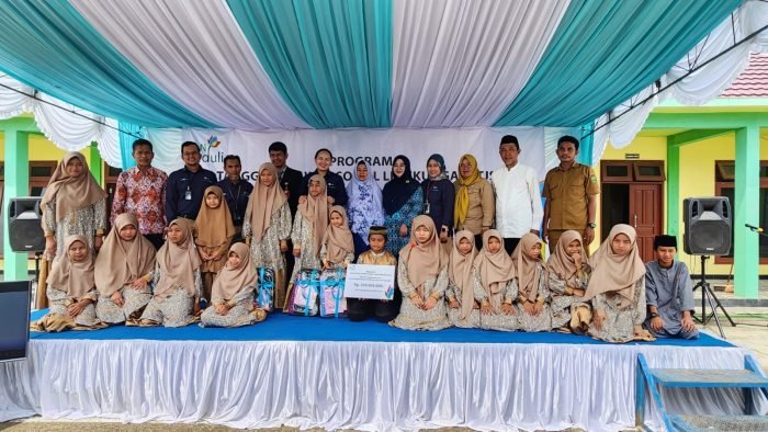 PLN Unit Induk Distribusi Kaltimra menyerahkan bantuan Pendidikan berupa beasiswa senilai 250 juta untuk anak asuh panti asuhan Aisyiyah Al-Maa'uun, Kecamatan Gunung Tabur, Kabupaten Berau Selasa (27/6/2023). Foto: HO/UID PLN Kaltimra.