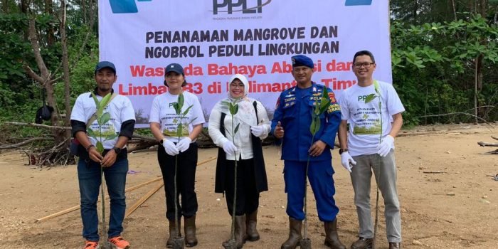 PPLI melakukan penanaman Mangrove secara bersama-sama, di Pantai Lamaru Balikpapan pada hari Rabu (21/6/2023). Foto: BorneoFlash.com/Niken Sulastri.