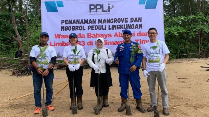 PPLI melakukan penanaman Mangrove secara bersama-sama, di Pantai Lamaru Balikpapan pada hari Rabu (21/6/2023). Foto: BorneoFlash.com/Niken Sulastri. PPLI melakukan penanaman Mangrove secara bersama-sama, di Pantai Lamaru Balikpapan pada hari Rabu (21/6/2023). Foto: BorneoFlash.com/Niken Sulastri.