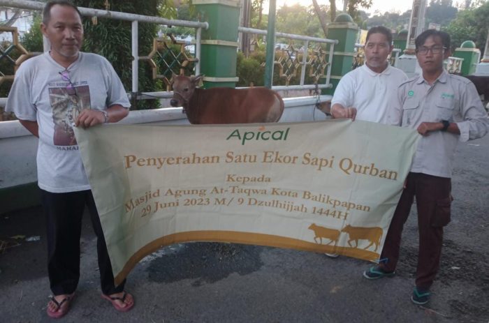 PT Kutai Refinery Nusantara (PT KRN) menyerahkan hewan kurban berupa sapi kepada masyarakat di sekitar wilayah operasional perusahaan, pada hari Kamis (29/6/2023). Foto: BorneoFlash.com/Ist.