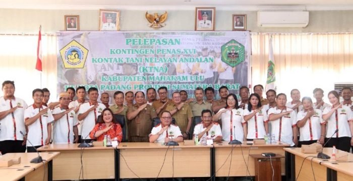 Pelepasan 28 peserta kontingen kelompok KTNA Mahulu dalam mengikuti PENAS KTNA XVI di Kota Padang, Senin (5/6/2023). Foto: HO/Prokopim Mahulu.