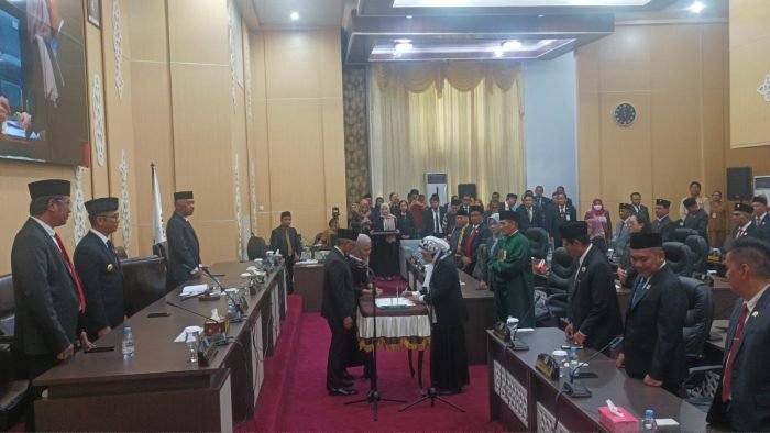 Pengangkatan penggantian antar waktu anggota DPRD Balikpapan, sisa masa jabatan 2019-2024 atas nama Dra Hj Wahidah. Foto: BorneoFlash.com/Niken Sulastri.