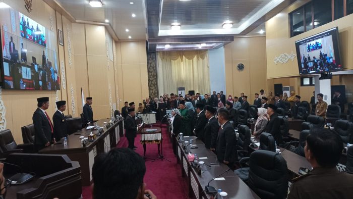 Pengucapan sumpah atau janji dan peresmian pengangkatan penggantian antar waktu anggota DPRD Balikpapan, sisa masa jabatan 2019-2024 atas nama Dra Hj Wahidah. Foto: BorneoFlash.com/Niken Sulastri.