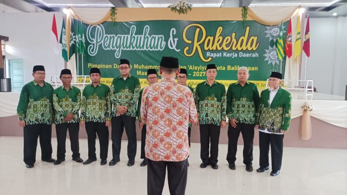 Pengukuhan Pengurus Pimpinan Daerah Muhammadiyah dan Aisyiyah Kota Balikpapan periode 2023-2027, berlangsung di Aula Pondok Pesantren Al Mujahidin Kilo Meter 10 Balikpapan pada hari Minggu (11/6/2023). Foto: BorneoFlash.com/Niken Sulastri.

