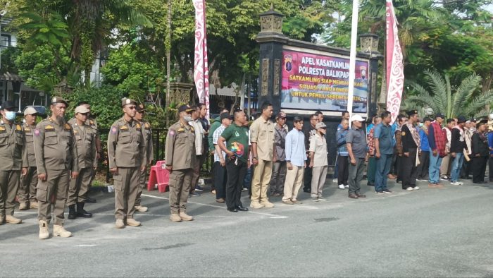 Peserta apel Kasatkamling, di halaman Mako Polresta Balikpapan, pada hari Rabu (21/6/2023). Foto: BorneoFlash.com/Niken Sulastri.