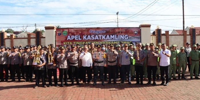 Polres Kutai Barat Polda Kalimantan Timur menggelar Apel Kasatkamling secara serentak untuk tingkatkan Harkamtibmas pada lingkungan masing-masing Kampung menuju kejayaan Negara Kesatuan Republik Indonesia (NKRI) dalam rangka HUT Bhayangkara ke 77 di halam