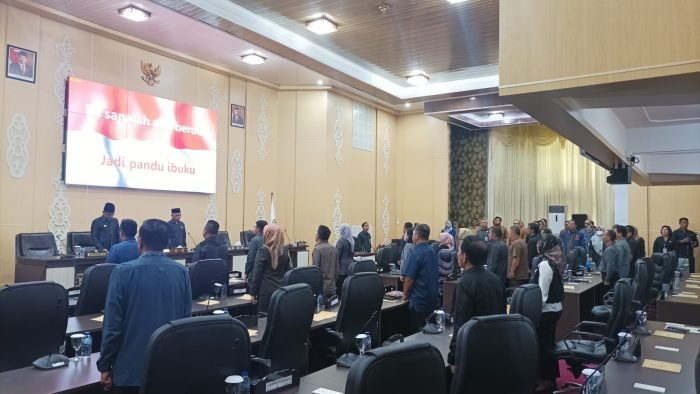 Rapat paripurna DPRD Balikpapan digelar di Ruang Rapat Paripurna DPRD Balikpapan, pada hari Selasa (27/6/2023). Foto: BorneoFlash.com/Niken Sulastri.