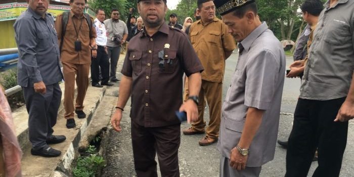 Rombongan komisi III DPRD Bontang yang tengah melakukan kunjungan lapangan ke jalan berlubang di WR Supratman, Bontang Selatan. Foto: BorneoFlash.com/Ist.