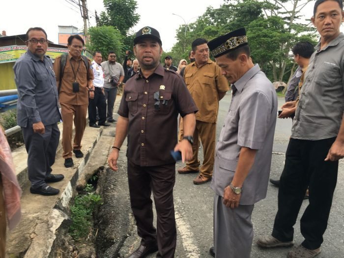 Rombongan komisi III DPRD Bontang yang tengah melakukan kunjungan lapangan ke jalan berlubang di WR Supratman, Bontang Selatan. Foto: BorneoFlash.com/Ist.