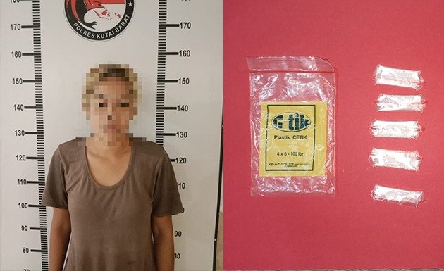 Satuan Reserse Narkoba Polres Kubar mengamankan tersangka Y dan barang bukti 5 paket narkotika jenis sabu dengan berat kotor 1,5 gram. Foto: HO/Humas Polres Kubar.