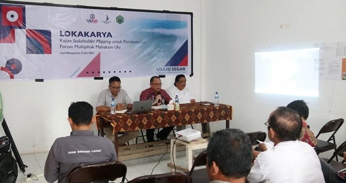 Sekda Mahulu Stephanus Madang membuka acara Pemaparan Hasil Kajian Stakeholder Mapping Pembangunan Berkelanjutan dan Penyusunan Rencana Kerja Pembentukan Forum Stakeholder di Mahulu, di Ruang Rapat Kecamatan Long Bagun, Jumat (23/06/23). Foto: IST/prokopim.mahakamulukab