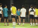 Pelatih Shin Tae-yong yang baru memimpin latihan hari ini masih fokus memberikan materi latihan penguatan otot untuk pemain. Foto: HO/pssi.org.