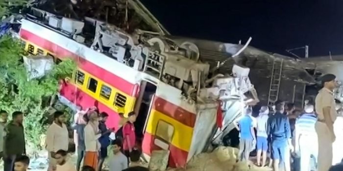 Terlihat gerbong kereta yang terbalik setelah tabrakan di dekat Balasore pada 2 Juni 2023, sekitar 200 kilometer dari Bhubaneswar, ibu kota Negara Bagian Odisha, India. 288 orang tewas dalam kecelakaan tersebut. (Foto: AFP/AFPTV)