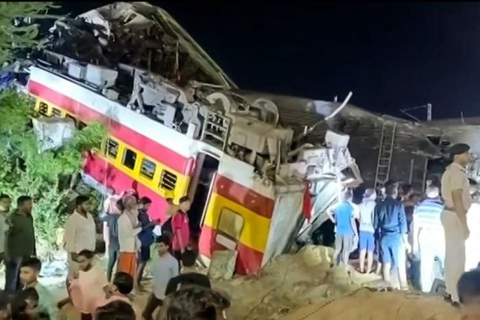 Terlihat gerbong kereta yang terbalik setelah tabrakan di dekat Balasore pada 2 Juni 2023, sekitar 200 kilometer dari Bhubaneswar, ibu kota Negara Bagian Odisha, India. 288 orang tewas dalam kecelakaan tersebut. (Foto: AFP/AFPTV)