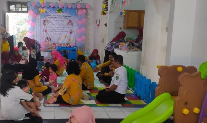 Tim verifikasi saat meninjau ke K-Daycare Harapan, dalam rangka KLA Tahun 2023, Rabu (14/6/2023). Foto: BorneoFlash.com/Niken Sulastri.