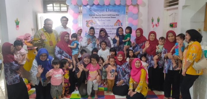Tim verifikasi saat meninjau ke K-Daycare Harapan, dalam rangka KLA Tahun 2023, Rabu (14/6/2023). Foto: BorneoFlash.com/Niken Sulastri.
