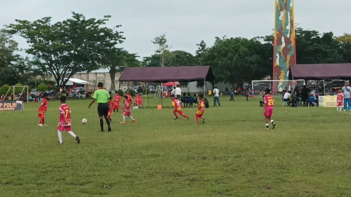 Turnamen sepak bola U-10 dan U-12 Piala bergilir Kapolda Kaltim, di Lapangan Brimob Polda Kaltim pada hari Jumat (23/6/2023). Foto: BorneoFlash.com/Niken Sulastri.