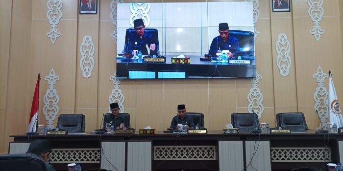 Wakil Ketua DPRD Balikpapan Subari saat memimpin rapat paripurna bersama Wali Kota Balikpapan H Rahmad Mas'ud, yang digelar di Ruang Rapat Paripurna DPRD Balikpapan, pada hari Selasa (27/6/2023). Foto: BorneoFlash.com/Niken Sulastri.