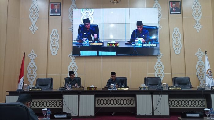 Wakil Ketua DPRD Balikpapan Subari saat memimpin rapat paripurna bersama Wali Kota Balikpapan H Rahmad Mas'ud, yang digelar di Ruang Rapat Paripurna DPRD Balikpapan, pada hari Selasa (27/6/2023). Foto: BorneoFlash.com/Niken Sulastri.