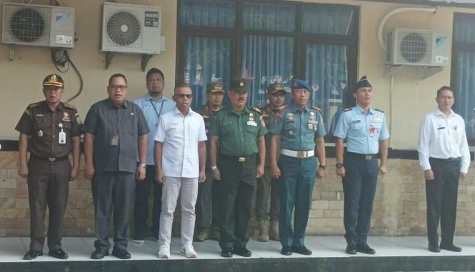 Wakil Ketua Dewan Perwakilan Rakyat Daerah (DPRD) Kota Balikpapan, Subari saat mengikuti apel kasatkamling, di halaman Mako Polresta Balikpapan, pada hari Rabu (21/6/2023). Foto: BorneoFlash.com/Niken Sulastri.
