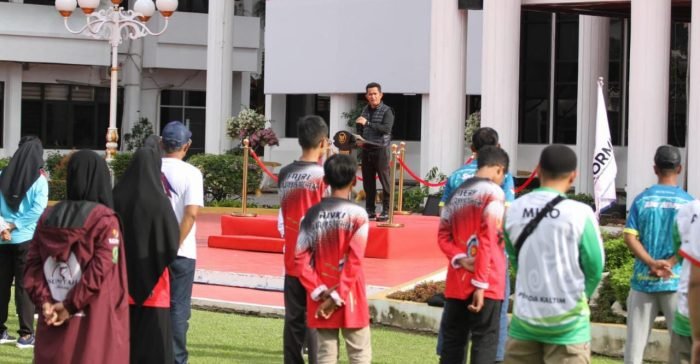 Wali Kota Balikpapan H Rahmad Mas'ud melepas kontingen KORMI Balikpapan, di Halaman Balai Kota Balikpapan, pada hari Minggu (25/6/2023). Foto: BorneoFlash.com/Niken Sulastri.
