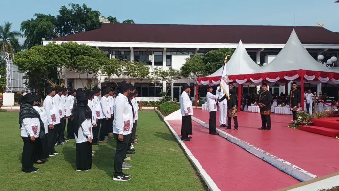 Wali Kota Balikpapan melepas 45 kontingen Kota Balikpapan secara simbolis dengan penyerahan Bendera Kota Balikpapan, di Halaman Balai Kota Balikpapan, pada hari Kamis (1/6/2023). Foto: BorneoFlash.com/Niken Sulastri.