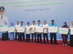 Wali Kota Balikpapan didampingi Ketua Baznas Kota Balikpapan dan Kepala Kantor BPJS Ketenagakerjaan Wilayah Kalimantan, menyerahkan secara simbolis iuran BPJS Ketenagakerjaan kepada guru TKA/TPA Se Kota Balikpapan, di Balikpapan Sport Convention Center (BSCC/DOME), Rabu (7/6/2023). Foto: BorneoFlash.com/Niken Sulastri.