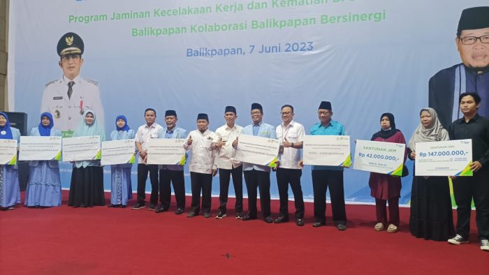 Wali Kota Balikpapan didampingi Ketua Baznas Kota Balikpapan dan Kepala Kantor BPJS Ketenagakerjaan Wilayah Kalimantan, menyerahkan secara simbolis iuran BPJS Ketenagakerjaan kepada guru TKA/TPA Se Kota Balikpapan, di Balikpapan Sport Convention Center (BSCC/DOME), Rabu (7/6/2023). Foto: BorneoFlash.com/Niken Sulastri.