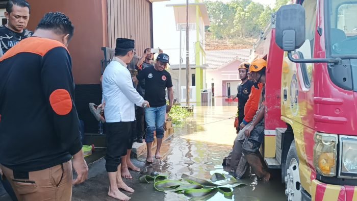 Wali Kota Balikpapan saat meninjau rumah warga RT 52 Kelurahan Gunung Bahagia Kecamatan Balikpapan Selatan yang tergenang air. Foto: BorneoFlash.com/Niken Sulastri.