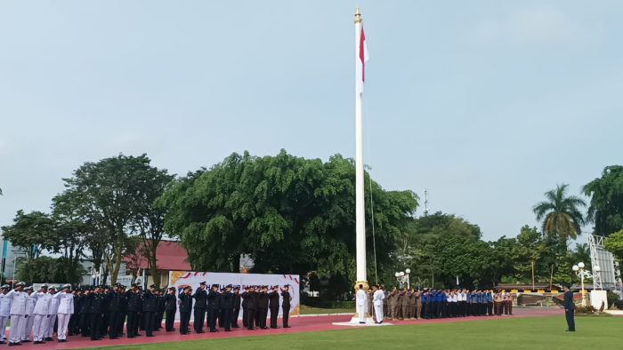 Pengibaran bendera merah putih pada peringatan Hari Lahir Pancasila, di Halaman Balai Kota, Kamis (1/6/2023). Foto: BorneoFlash.com/Niken Sulastri.