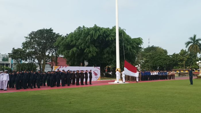 Pengibaran bendera merah putih pada peringatan Hari Lahir Pancasila, di Halaman Balai Kota, Kamis (1/6/2023). Foto: BorneoFlash.com/Niken Sulastri.