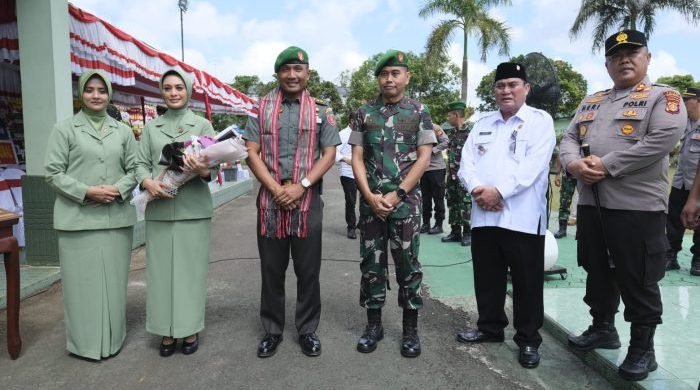 Bupati Kubar, FX Yapan, serta Kapolres Kutai Barat, AKBP Heri Rusyaman Hadir di Markas Kodim 0912 Kutai Barat/KBR saat digelar tradisi ritual adat Dayak yang dipimpin langsung oleh Ketua Lembaga Adat Dayak (LAD) Kutai Barat.